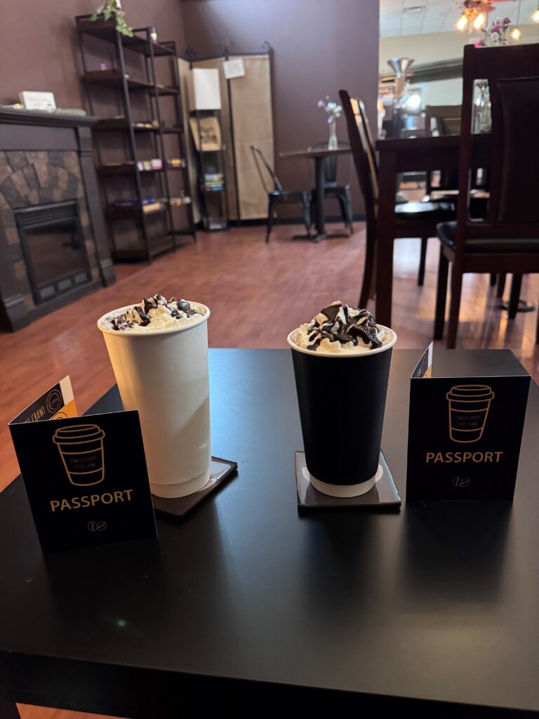 Zwei Kaffee mit Kaffee-Tour-Pässen