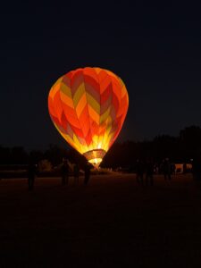 leuchtender Ballon bei Nacht