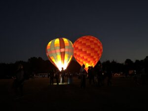 nachts leuchtende Luftballons