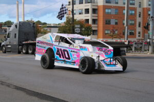 coche en el desfile de la SUPER Dirt Week