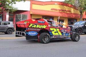 coche en el desfile de la SUPER Dirt Week